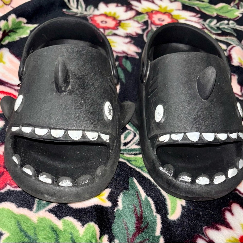 Kids Size 11/12 Black Shark Slippers Shoes Unisex Slip-On Sandals Slides Clogs - Picture 2 of 9